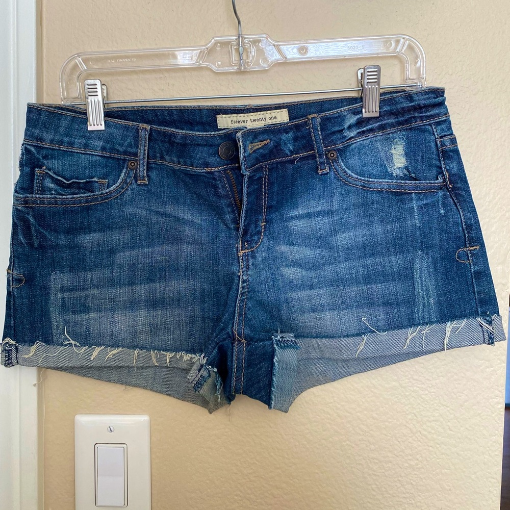 Cutoff jean shorts in size 28
